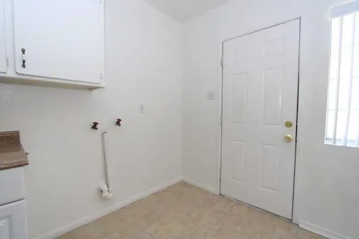$1395 : 2-Bedroom Highland Apartment image 7