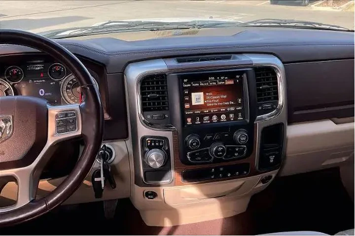 $15118 : Ram 1500 2017 4x2 Laramie 4d image 6