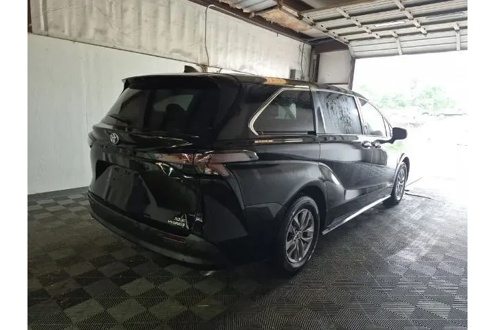 $33940 : Toyota Sienna 2023 AWD XLE 7 image 2