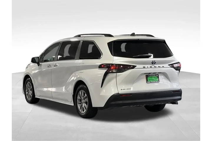 $49990 : 2025 Sienna XLE 7 Passenger image 3