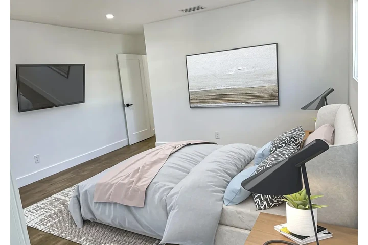 $1200 : charming  natural light home image 2