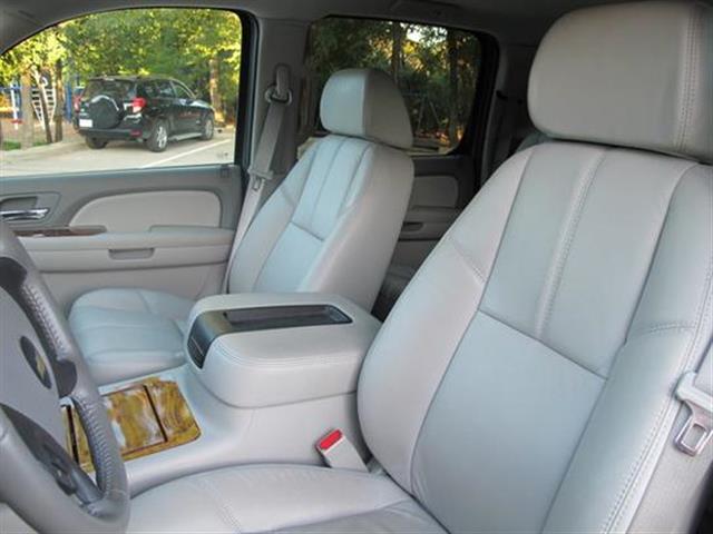 $5000 : 2007 Chevy Suburban LT SUV image 4
