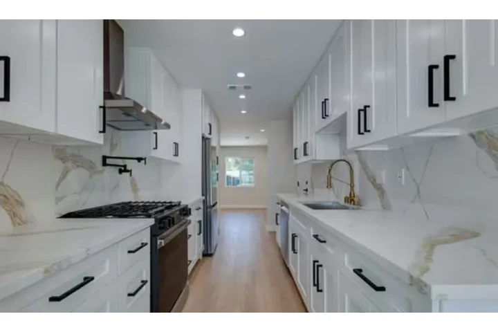 $2450 : 3 Bedroom House in South Gate image 4