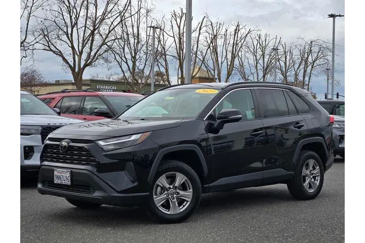 $28900 : Toyota RAV4 2023 AWD XLE 4dr image 2