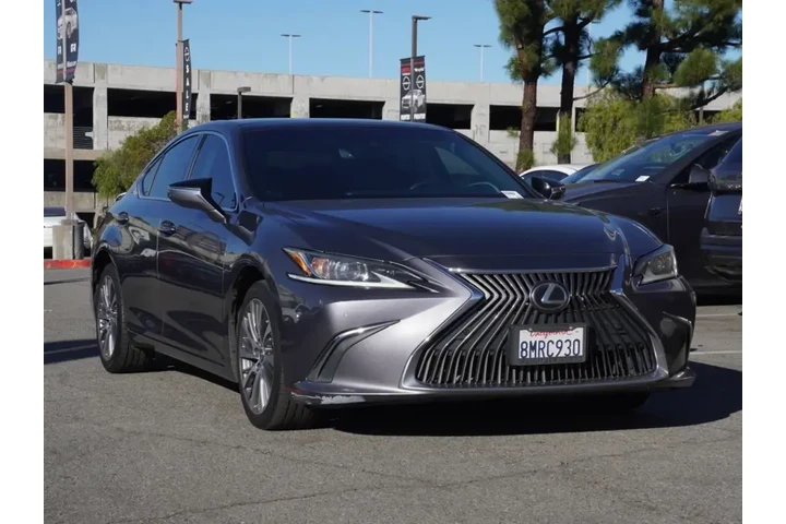 $22001 : Lexus ES 350 2019 F SPORT 4d image 2