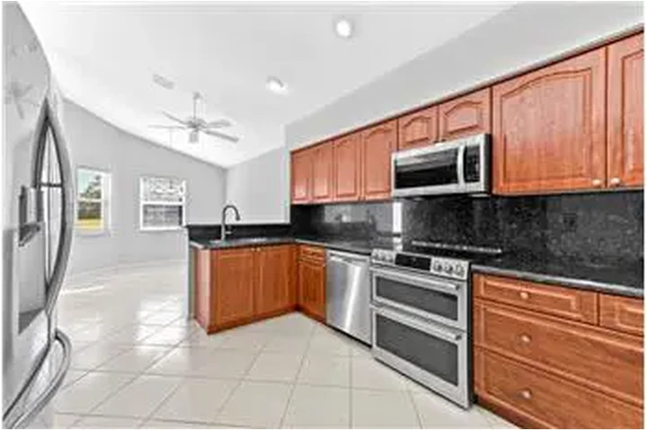 $3900 : Rental property with 3 bedro image 2