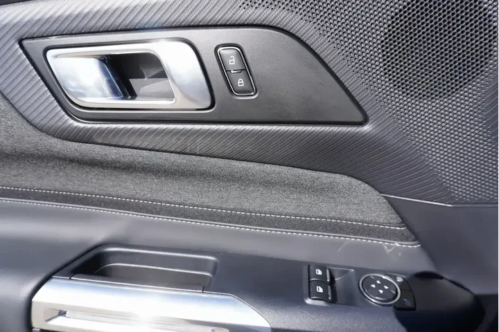 $25988 : Ford Mustang 2025 EcoBoost 2 image 9
