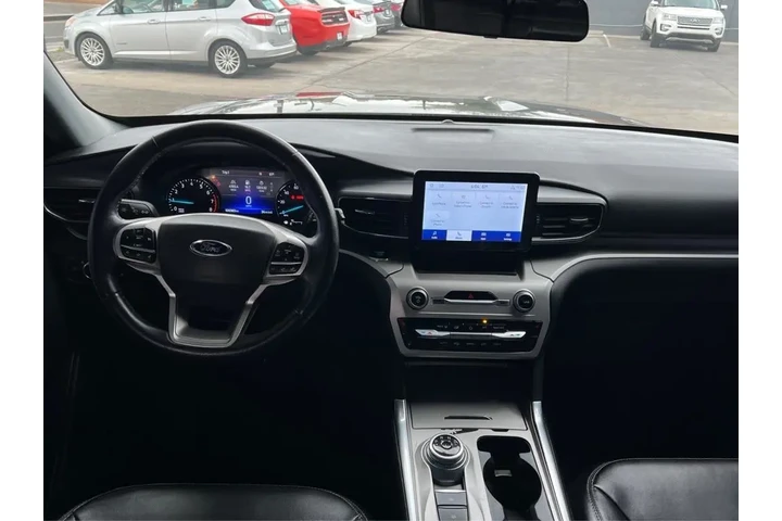 2022 Explorer XLT image 9