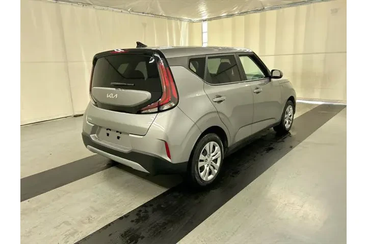 $16507 : Kia Soul 2023 LX 4dr Crossov image 2