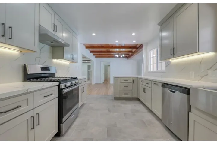 $6700 : 5369 Topeka Dr, Tarzana, CA image 6