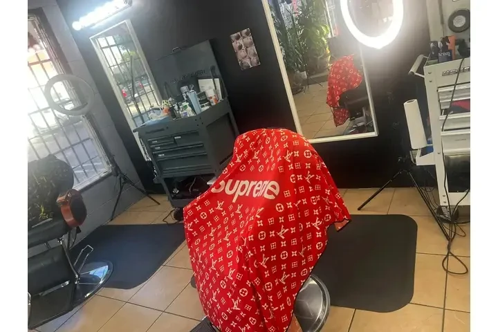 Barbería y Salón de Belleza image 5