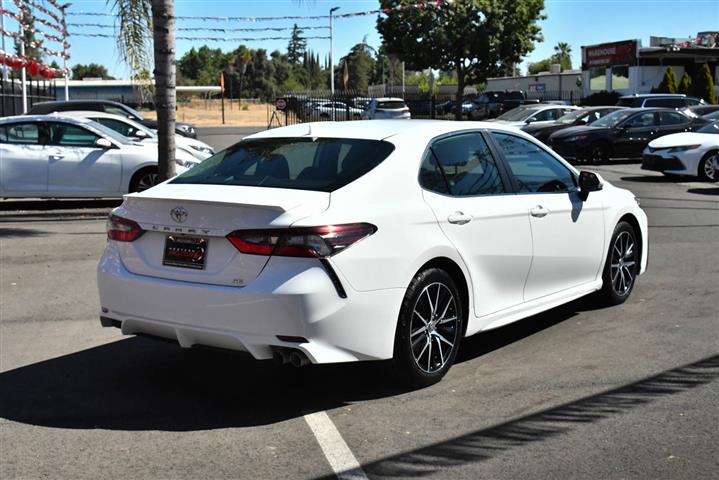 $23987 : Camry SE Sedan 4D image 8