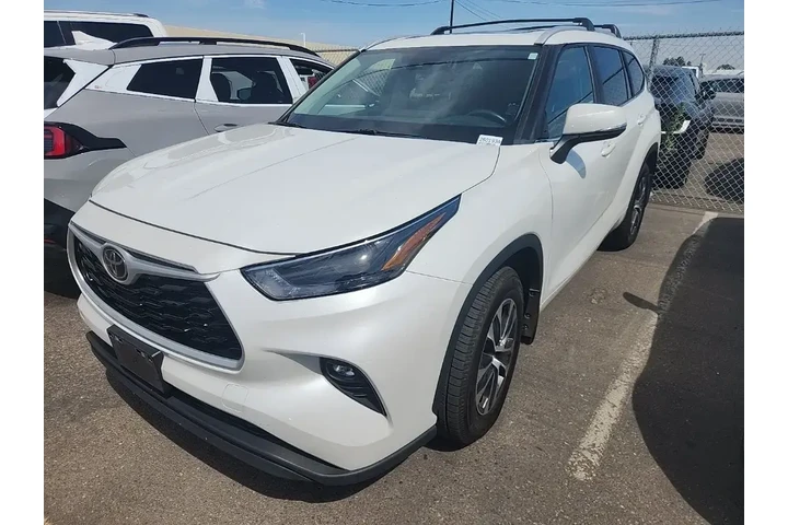 $31495 : Toyota Highlander 2023 L 4dr image 3