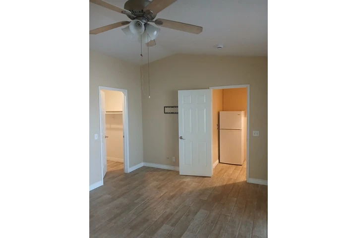$1 : Se renta master room studio image 2