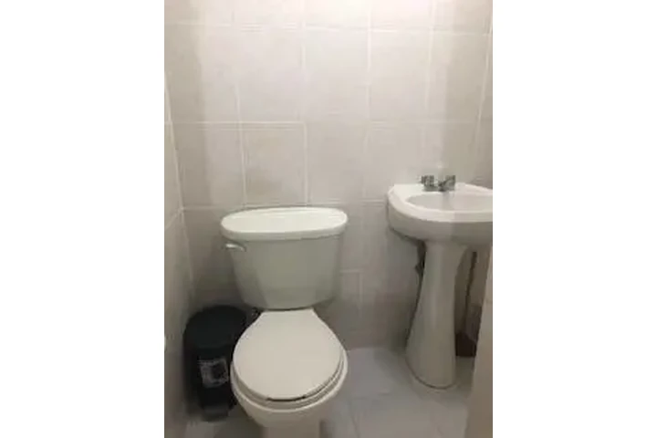 $800 : Cuarto para Sra./Srta. image 1
