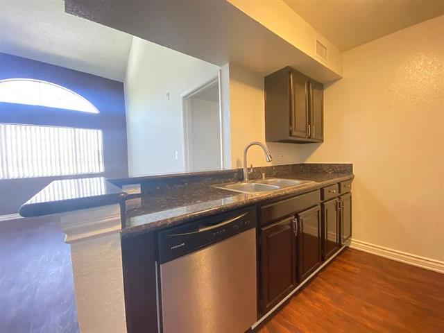 $1800 : 2BA 2BD READY TO BE OCCUPIED image 8