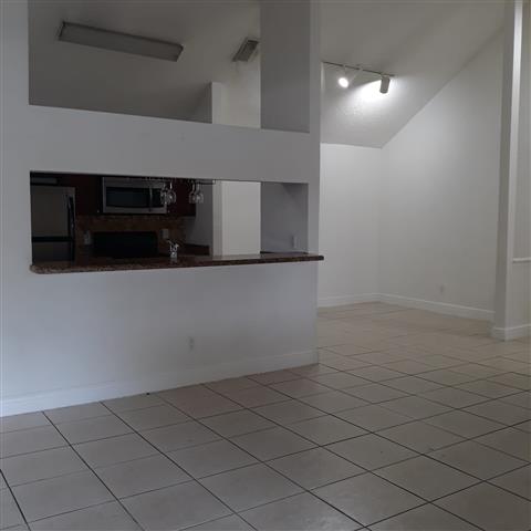 $2600 : #*#HIALEAH - RENT#*# image 4