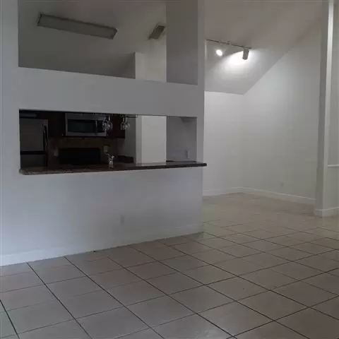 $2600 : #*#HIALEAH - RENT#*# image 4