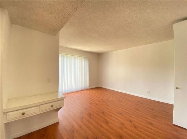 $1900 : spacious luxury home image 7