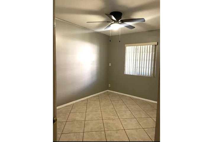 $750 : La Mirada Cuarto image 2