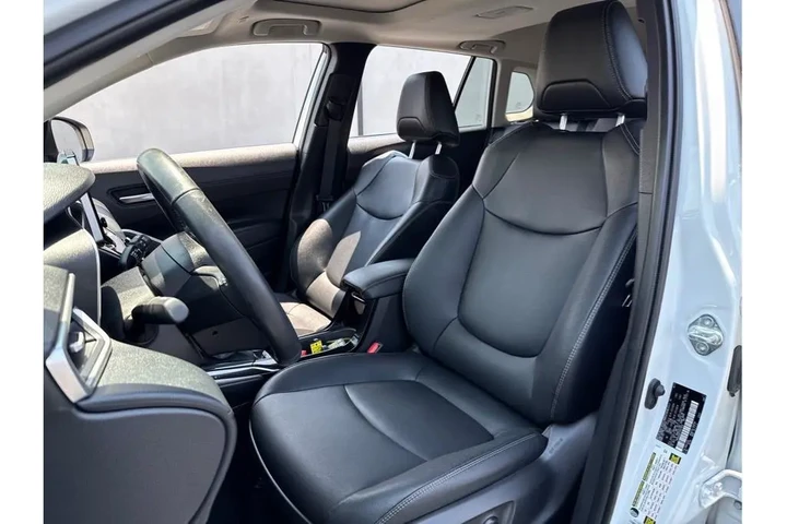 2023 Toyota Corolla Cross XLE image 6