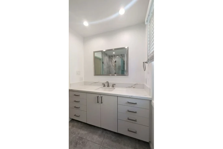 $2490 : 3 Bed 2 Bath in Vermont Square image 9