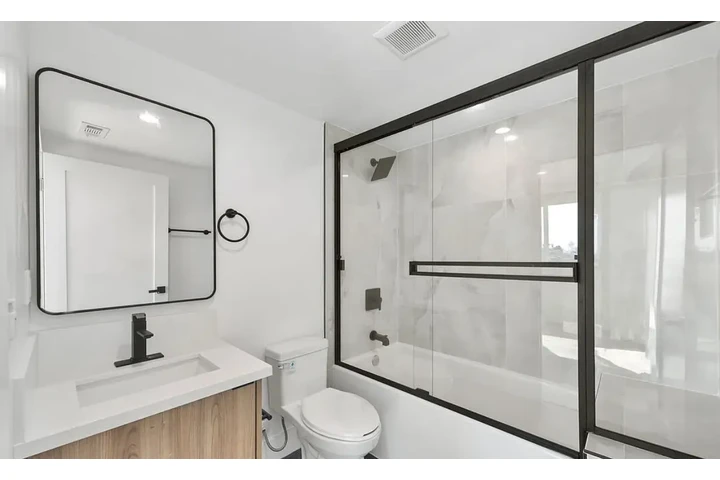 $4125 : 4 Bed. 4 Bath 3209 W 18th St. image 1