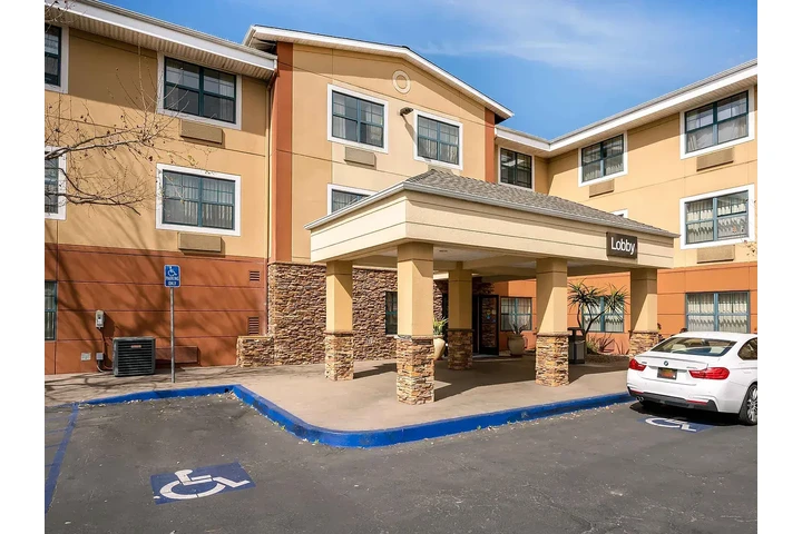 $1593 : Santa Barbara - Calle Real image 1