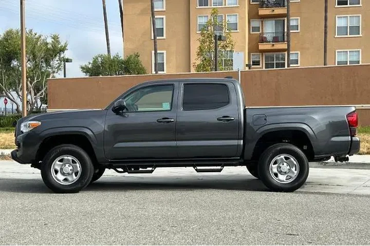 $31601 : Toyota Tacoma 2022 4x4 SR V6 image 7