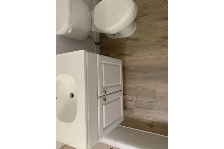 $1095 : Apt amplio 1Rec por El Colegio image 5