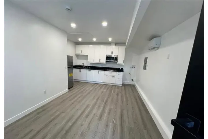 $1100 : estudio recién reformado image 3