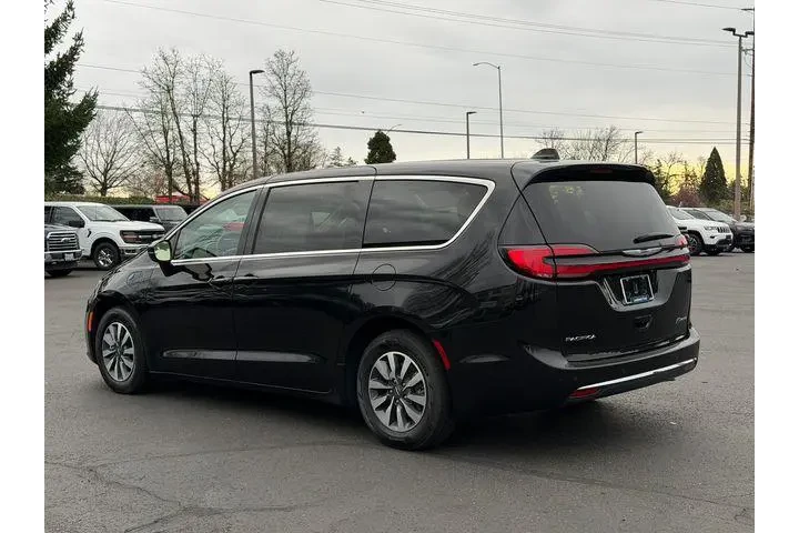 $27983 : Chrysler Pacifica Plug-In Hy image 5