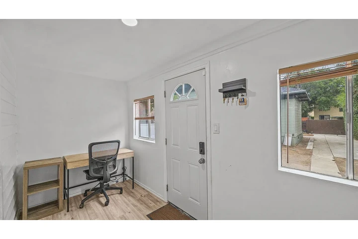 $800 : Home includes 2 bedrooms ! image 3
