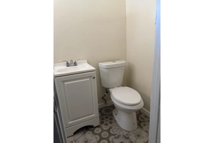 $950 : Room for rent image 4