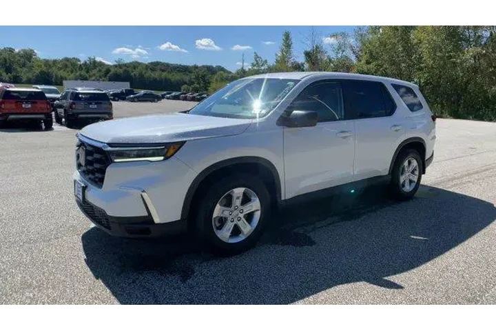 $33474 : Honda Pilot 2023 AWD LX 4dr image 4