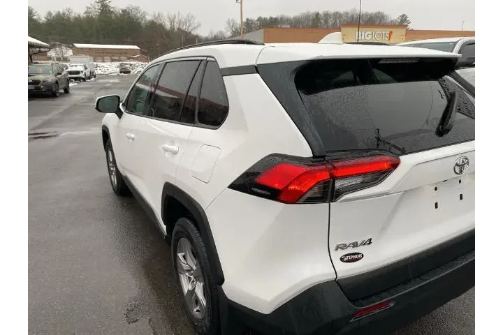 $32935 : Toyota RAV4 2023 AWD XLE 4dr image 9
