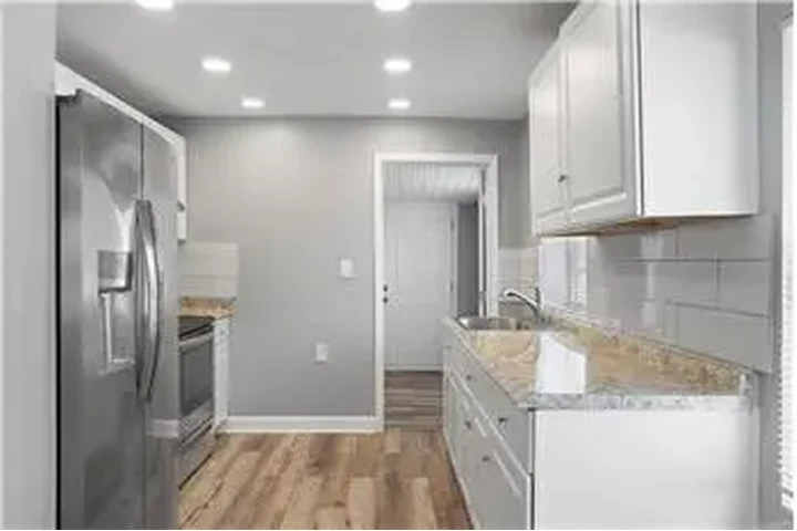 $850 : Rental property with 2 bedro image 5