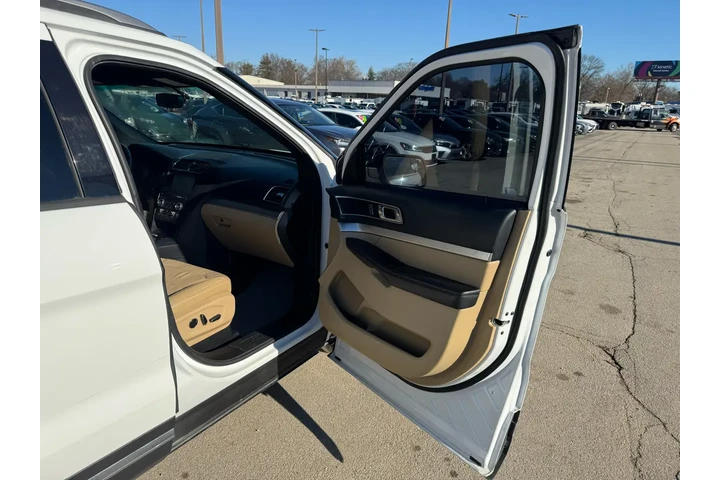 $10980 : 2016 Explorer 4WD 4dr XLT image 8