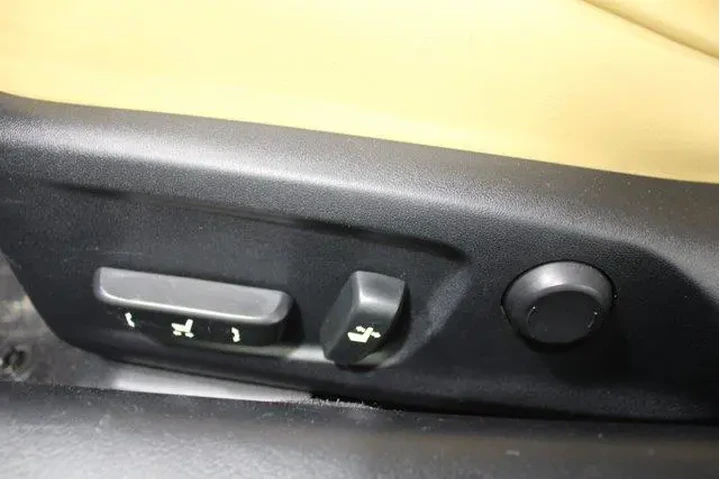 $29931 : Lexus RC 300 2018 AWD 2dr Co image 4