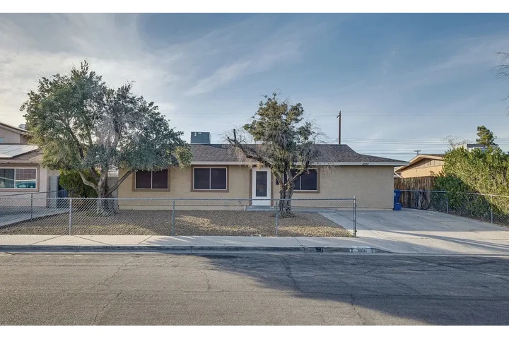 $1000 : stunning bright, open living image 1