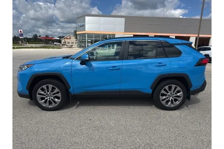 $31987 : Toyota RAV4 2021 AWD XLE Pre image 6