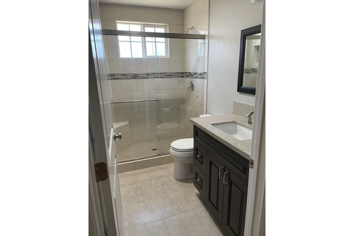$1050 : Cuarto de Renta image 3