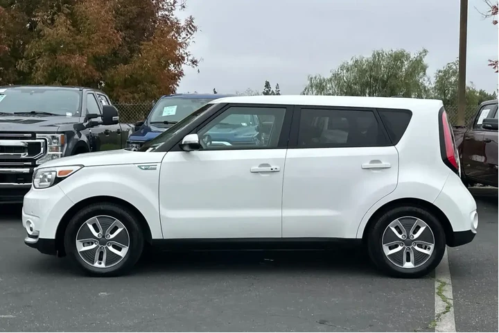 $10977 : Kia Soul EV 2017 + 4dr Cross image 5
