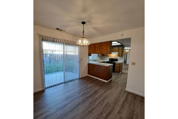 $1500 : Welcome to this 3-bedroom image 5