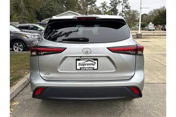 $31707 : Toyota Highlander 2023 L 4dr image 5