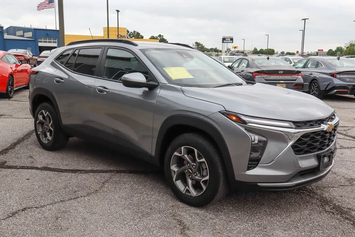 $22787 : 2025 Trax FWD 4dr LT image 3