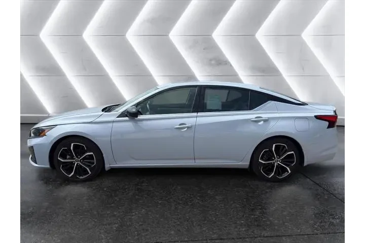 $19995 : Nissan Altima 2023 2.5 SR 4d image 1
