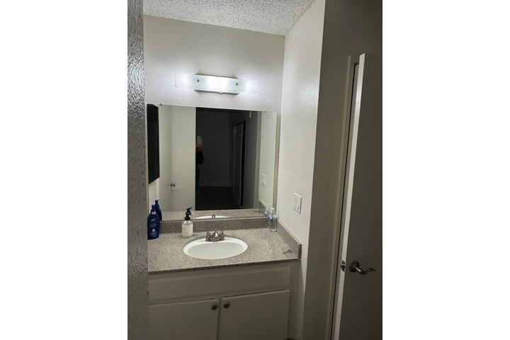 $1000 : Se comparte renta recamara image 4