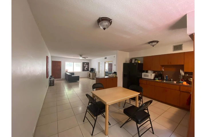 $750 : Hab.para varón de 3 personas image 5
