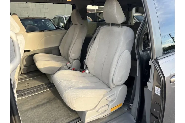 $9900 : 2012 Sienna LE 8-Passenger image 8